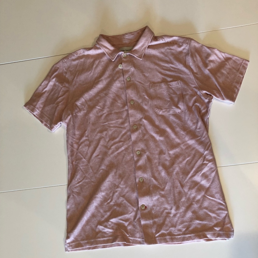 Button-down, short sleeve collared tee